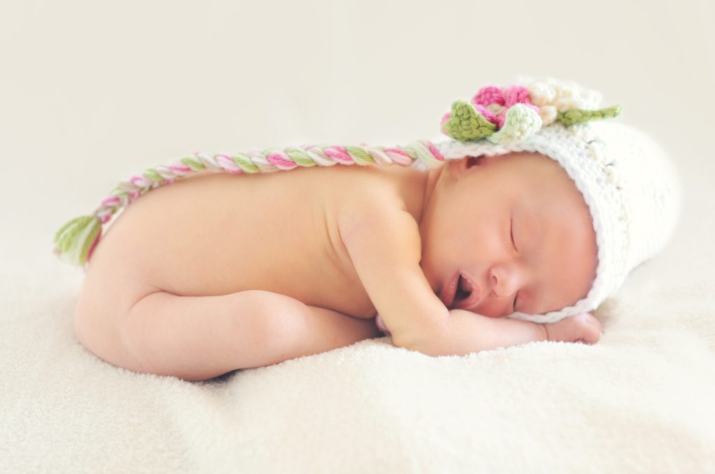 איך יוצרים סביבת שינה בטוחה לתינוק-