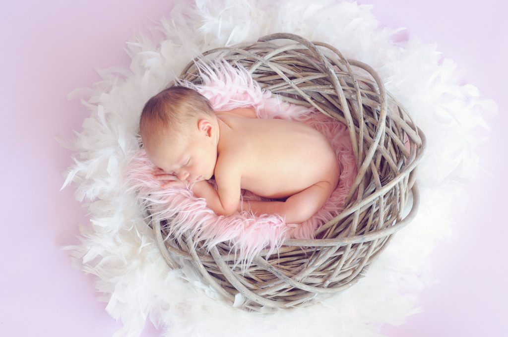 איך יוצרים סביבת שינה בטוחה לתינוק